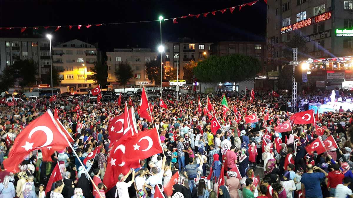 Tien jaar na de mislukte staatsgreep in Turkije: hoe één nacht een hele natie hertekende